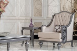Casa Padrino poltrona da soggiorno barocco di lusso beige / grigio - Poltrona in stile barocco fatta a mano con cuscino - Mobili da soggiorno di lusso in stile barocco