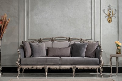 Casa Padrino Luxus Barock Wohnzimmer Sofa Grau / Silber - Handgefertigtes Barockstil Sofa mit dekorativen Kissen - Luxus Wohnzimmer Möbel im Barockstil - Barock Möbel - Edel & Prunkvoll
