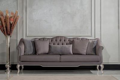 Casa Padrino Luxus Barock Wohnzimmer Sofa Grau / Silber - Handgefertigtes Barockstil Sofa mit dekorativen Kissen - Barock Möbel - Luxus Wohnzimmer Möbel im Barockstil - Edel & Prunkvoll