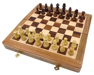 Casa Padrino conjunto de ajedrez de lujo marrón / beige 30 x 30 cm - Ajedrez de madera plegable - Tablero de ajedrez de madera con piezas de ajedrez de madera - Accesorios de lujo
