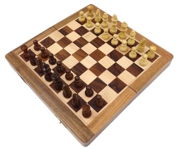 Casa Padrino Luxus Schach Set Braun / Beige 30 x 30 cm - Zusammenklappbares Holz Schachspiel - Holz Schachbrett mit Holz Schachfiguren - Luxus Deko Accessoires