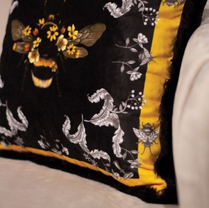 Casa Padrino Luxus Deko Kissen Hummel & Blumen Mehrfarbig / Schwarz 45 x 45 cm - Bedrucktes Samt Kissen mit Fransen - Luxus Deko Accessoires