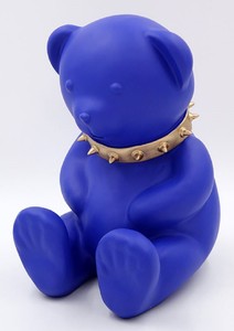 Casa Padrino figurine décorative design de luxe ours en peluche avec collier bleu / or H. 31 cm - Sculpture décorative en résine - Figurine décorative de luxe - Figurine décorative design