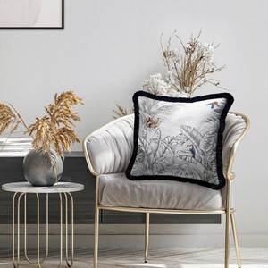 Casa Padrino Luxus Deko Kissen Dschungel & Tiere Grau / Mehrfarbig / Schwarz 45 x 45 cm - Bedrucktes Samt Kissen mit Fransen - Luxus Deko Accessoires