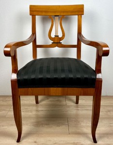 Casa Padrino chaise de salle à manger Biedermeier de luxe avec accoudoirs et rayures marron / noir 58 x H. 90 cm - Chaise en bois massif - Meuble bois massif - Meuble de salle à manger Biedermeier