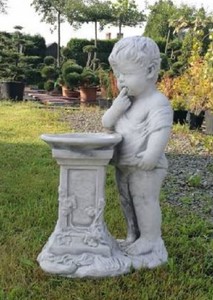 Casa Padrino Sculpture Art Nouveau Garçon au Bain d'Oiseau Gris H. 50 cm - Elégante Décoration de Jardin Figurine en Pierre - Accessoires de Décoration de Jardin Baroque & Art Nouveau