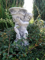 Casa Padrino Scultura Art Nouveau Ragazzo con Vaso da Fiori Grigio A. 33 cm - Elegante Decorazione da Giardino Figura in Pietra con Vaso per Piante - Decorazione del Giardino Barocco e Art Nouveau