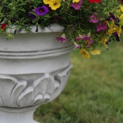 Casa Padrino pot de fleurs décoratif de jardin baroque blanc H. 44 cm - Cache pot rond de style baroque - Décoration de jardin et terrasse baroque - Accessoires de jardin baroque