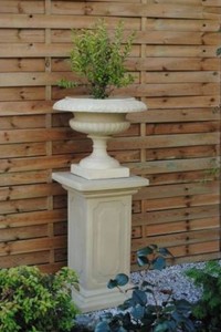 Casa Padrino Barock Säule Grau 39 x 39 x H. 69 cm - Prunkvolle Gartensäule im Barockstil - Gartendeko Stein Säule - Barock Garten & Terrassen Deko Accessoires