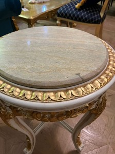 Casa Padrino Barock Beistelltisch Weiß / Gold / Creme - Handgefertigter Antik Stil Massivholz Tisch mit Marmorplatte - Wohnzimmer Möbel im Barockstil - Antik Stil Möbel - Barock Möbel