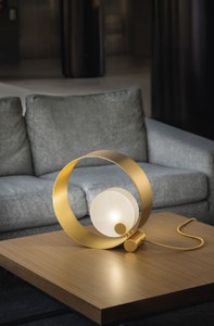 Casa Padrino Luxus Tischleuchte Gold / Weiß 30 x 11 x H. 30 cm - Metall Schreibtischleuchte mit Glas Lampenschirm - Luxus Tischleuchten - Luxus Qualität - Made in Italy