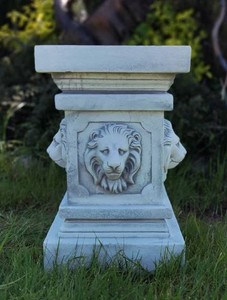 Casa Padrino piedistallo barocco teste di leone grigio 30 x 30 x A. 47 cm - Magnifico piedistallo da giardino in stile barocco - Accessori per la decorazione di giardini e terrazzi barocchi