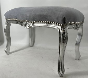 Casa Padrino Barock Hocker Grau / Silber - Handgefertigter Antik Stil Sitzhocker - Wohnzimmer Möbel im Barockstil - Barock Möbel - Edel & Prunkvoll