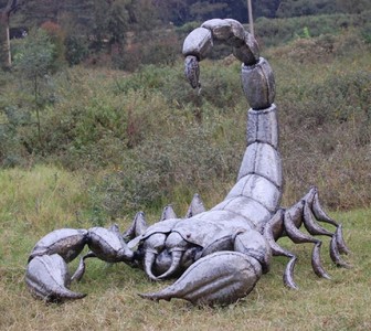 Casa Padrino sculpture de décoration de jardin XXL de luxe scorpion argent antique 350 x 152 x H. 182 cm - Immense figurine en métal de décoration de jardin XXL - Accessoires de jardin de luxe