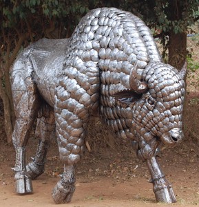 Casa Padrino sculpture de décoration de jardin XXL de luxe bison argent 312 x 130 x H. 207 cm - Immense figurine en métal de décoration de jardin XXL - Accessoires de jardin de luxe