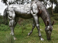 Casa Padrino escultura decorativa de jardín XXL de lujo caballo plata / negro 243 x 90 x A. 168 cm - Enorme figura de metal decorativa de jardín XXL - Accesorios de decoración de jardín de lujo