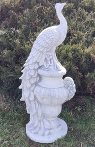 Casa Padrino escultura de decoración de jardín barroco pavo real en jarrón blanco / gris A. 82 cm - Magnífica figura de piedra de decoración de jardín - Accesorios de decoración de jardín barroco