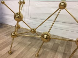 Casa Padrino scrivania di design di lusso oro 160 x 75 x A. 77 cm - Tavolo da ufficio in metallo con piano in vetro curvato - Tavolo da computer - Mobili per ufficio di design di lusso