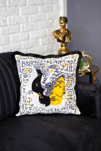Casa Padrino Luxus Deko Kissen Weiß / Gelb / Schwarz 45 x 45 cm - Bedrucktes Samt Kissen mit Fransen - Luxus Deko Accessoires