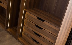 Casa Padrino armadio ad angolo di lusso marrone / nero 345 x 345 x A. 220 cm - Armadio camera da letto in legno massello con 11 ante in vetro e illuminazione a led - Mobili camera da letto di lusso