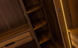 Casa Padrino armadio ad angolo di lusso marrone / nero 345 x 195 x A. 220 cm - Armadio camera da letto in legno massello con 8 ante in vetro e illuminazione a led - Mobili camera da letto di lusso