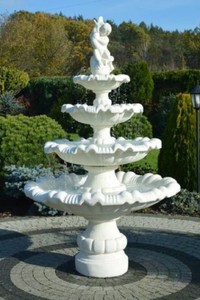 Casa Padrino fontana barocco ragazzo con pesce bianco Ø 135 x A. 210 cm - Magnifica fontana da giardino in stile barocco - Fontana rotonda da giardino in pietra - Accessori da giardino
