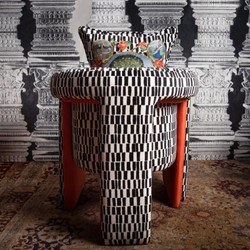 Casa Padrino luxury designer velvet armchair with pillow black / white / orange 80 x 68 x H. 99 cm - Living room armchair - Living room furniture - Hotel furniture - Luxury designer furniture