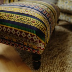 Casa Padrino Reposapiés de Lujo con Rayas Multicolor / Negro 77 x 55 x A. 45 cm - Taburete Rectangular de Terciopelo - Muebles de Salón - Muebles de Hotel - Muebles de Lujo - Intérieur de Lujo