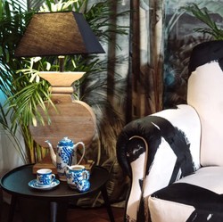 Casa Padrino luxury velvet armchair black / white / brass 82 x 91 x H. 94 cm - Living room armchair - Hotel armchair - Living room furniture - Hotel furniture - Luxury furniture