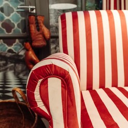 Casa Padrino luxury velvet armchair with stripes red / white / black / brass 82 x 91 x H. 94 cm - Living room armchair - Living room furniture - Hotel furniture - Luxury furniture