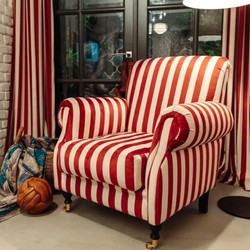 Casa Padrino luxury velvet armchair with stripes red / white / black / brass 82 x 91 x H. 94 cm - Living room armchair - Living room furniture - Hotel furniture - Luxury furniture