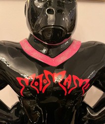 Gorilla Hero Skulptur Schwarz Pink Rot Sculpture Black  Red Pink