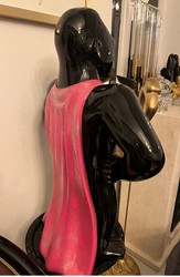 Gorilla Hero Skulptur Schwarz Pink Rot Sculpture Black  Red Pink