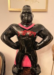 Gorilla Hero Skulptur Schwarz Pink Rot Sculpture Black  Red Pink