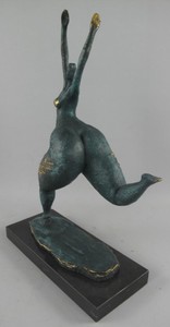 Casa Padrino Luxus Bronze Deko Skulptur Tänzerin Türkis / Gold / Schwarz 35 x 15 x H. 48 cm - Abstrakte Bronze Deko Figur mit Marmorsockel - Schreibtisch Deko - Deko Accessoires
