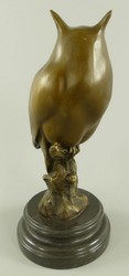 Casa Padrino figurine décorative en bronze de luxe chouette sur socle en marbre bronze / noir 14 x 14 x H. 30 cm - Sculpture décorative en bronze - Décoration de bureau - Accessoires de luxe