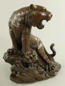 Casa Padrino sculpture décorative de luxe en bronze lion sur rocher 10 x 19 x H. 21 cm - Figure décorative en bronze - Décoration de bureau - Accessoires de décoration de luxe