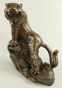 Casa Padrino Luxus Bronze Deko Skulptur Löwe auf Felsen 10 x 19 x H. 21 cm - Bronze Deko Figur - Schreibtisch Deko - Deko Accessoires - Luxus Accessoires