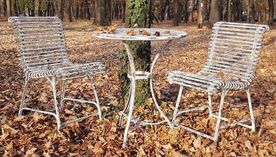 Set di Mobili da Giardino in Ferro Battuto Art Nouveau Tavolo da Giardino e 2 Sedie da Giardino Bianco Antico Set di Mobili da Giardino in Ferro Battuto Art Nouveau Tavolo da Giardino e 2 Sedie da Giardino Bianco Antico