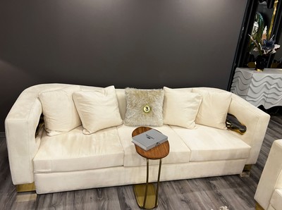 Casa Padrino Luxus 3er Sofa Creme / Gold 260 x 100 x H. 77 cm - Wohnzimmer Sofa - Hotel Sofa - Wohnzimmer Möbel - Hotel Möbel - Luxus Möbel - Luxus Einrichtung - Wohnzimmer Einrichtung