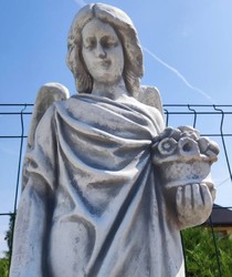 Scultura decorativa da giardino Art Nouveau angelo con fiori grigio