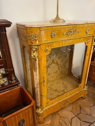 Casa Padrino vitrina barroco arce ojo de pájaro / crema / latón - Vitrina hecha a mano de madera maciza con puerta de vidrio y cajón - Muebles barrocos - Noble y Magnífico