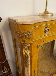 Casa Padrino vitrina barroco arce ojo de pájaro / crema / latón - Vitrina hecha a mano de madera maciza con puerta de vidrio y cajón - Muebles barrocos - Noble y Magnífico
