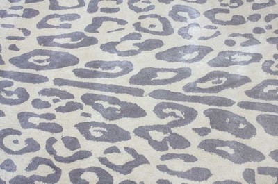 Casa Padrino Luxus Viskose Teppich mit Leoparden Design Grau / Creme / Schwarz 160 x 230 cm - Ovaler Wohnzimmer Teppich - Moderner Schlafzimmer Teppich - Luxus Interior - Luxus Qualität