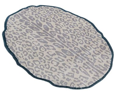 Casa Padrino Luxus Viskose Teppich mit Leoparden Design Grau / Creme / Schwarz 160 x 230 cm - Ovaler Wohnzimmer Teppich - Moderner Schlafzimmer Teppich - Luxus Interior - Luxus Qualität