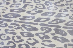 Tapis de luxe ovale au design léopard gris crème noir