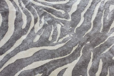 Casa Padrino Luxus Viskose Teppich mit Zebra Design Grau / Creme / Rot 160 x 230 cm - Wohnzimmer Teppich - Moderner Schlafzimmer Teppich - Luxus Interior - Luxus Qualität