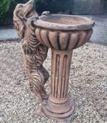Barock Vogeltränke mit dekorativer Hunde Skulptur Antik Braun