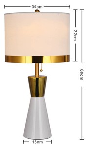 Casa Padrino Luxus Keramik Tischleuchte Weiß / Gold / Weiß Ø 30 x H. 60 cm - Runde Keramik Schreibtischleuchte mit Lampenschirm - Luxus Keramik Leuchten