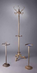 Casa Padrino Luxus Barock Aschenbecher Bronze Ø 25 x H. 78 cm - Runder Barockstil Messing Aschenbecher mit Ständer und Tragegriff - Barock Deko Accessoires - Luxus Qualität - Made in Italy